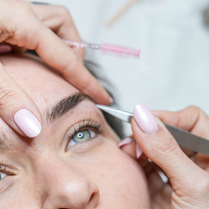 Formation en ligne et présentiel à Nice et Monaco. Tout savoir sur les techniques professionnelles cils et sourcils : épilation, coloration, browlift