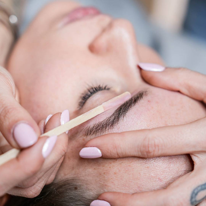 Formez vous pour devenir professionnelle du regard, restructuration, épilation et coloration des sourcils à Monaco et Nice